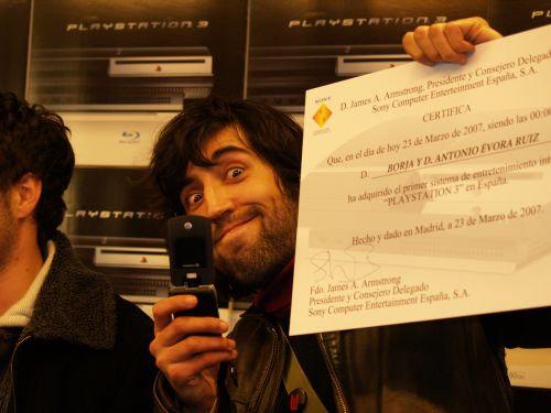 El feliz primer comprador de la Play 3
